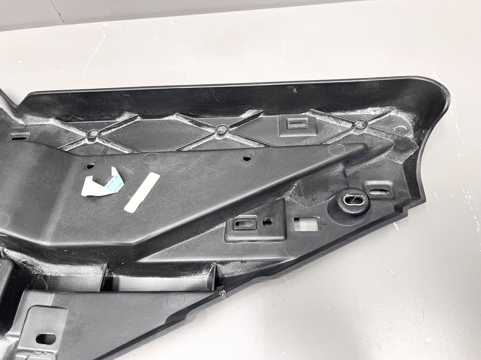 ⭐️2017-2020 MASERATI LEVANTE REAR RIGHT PASSENGER TRIM COVER BRACKET PANEL OEM