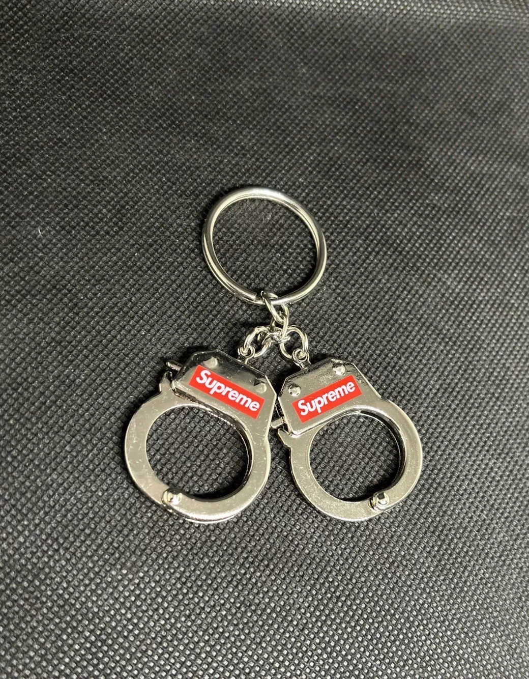 Porte clé menotte Supreme FW17 2017 état neuf