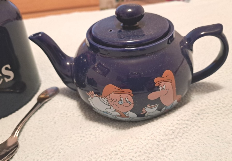 WADE BUNDLE Lyons Tetley Tea Collectables 2 x Teapots, Cookie Jar & 2