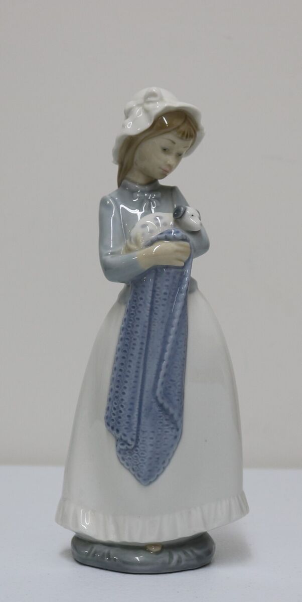 1987 NAO by Lladro Nina Dulce No 241 Brillo Porcelain 1987 NAO by Lladro Nina Dulce No 241 Brillo Porcelain