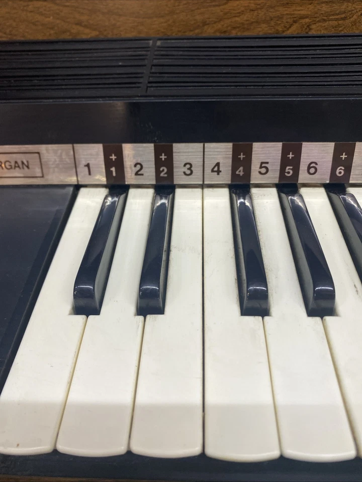 Magnus Model 380 USA Organ  Electric 6 Chord  TESTED WORKING 60s - 70s - Image 3 of 4