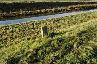 Foto 6x4 Meilensteinmarkierung am Louth Canal West End \/TF3598 3 c2017