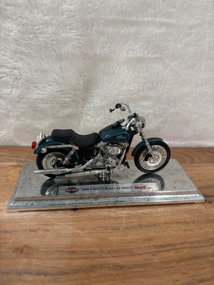 Harley Davidson Dyna Low Rider  1:18 Scale Diecast Motorcycle by Maisto - Green - Image 3 of 4