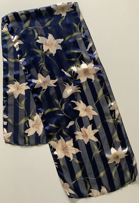 [] Ein dunkelblauer und cremefarbener Vintage-Damenschal mit Blumenmuster aus Chiffon und Satin