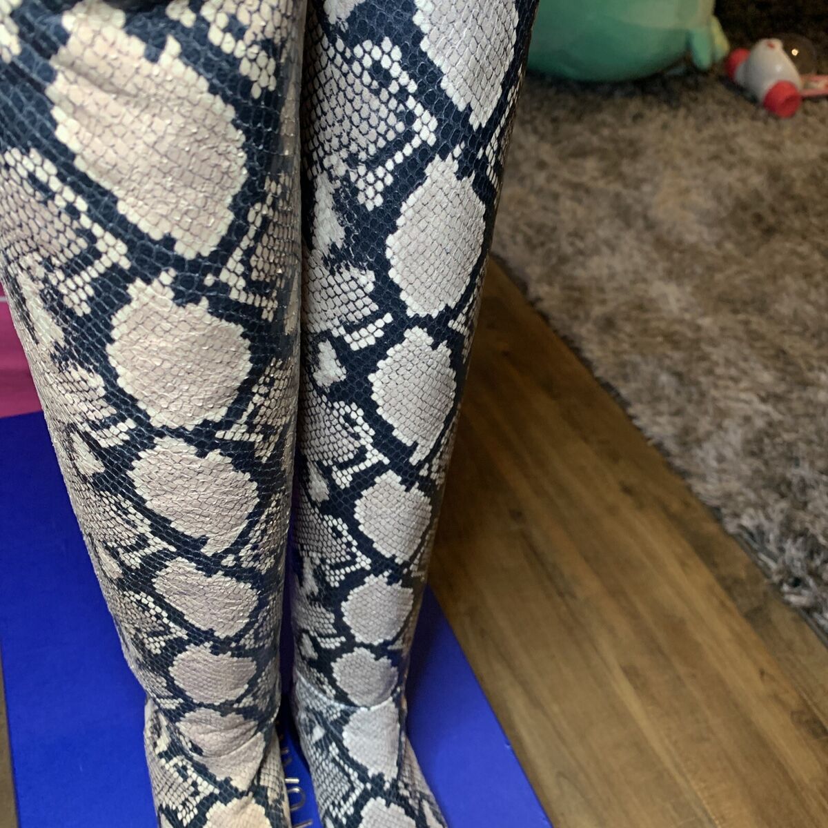 Stuart Weitzman 5050 Snake Skin Python Leather Over the Knee Stuart Weitzman 5050 Snake Skin Python Leather Over the Knee