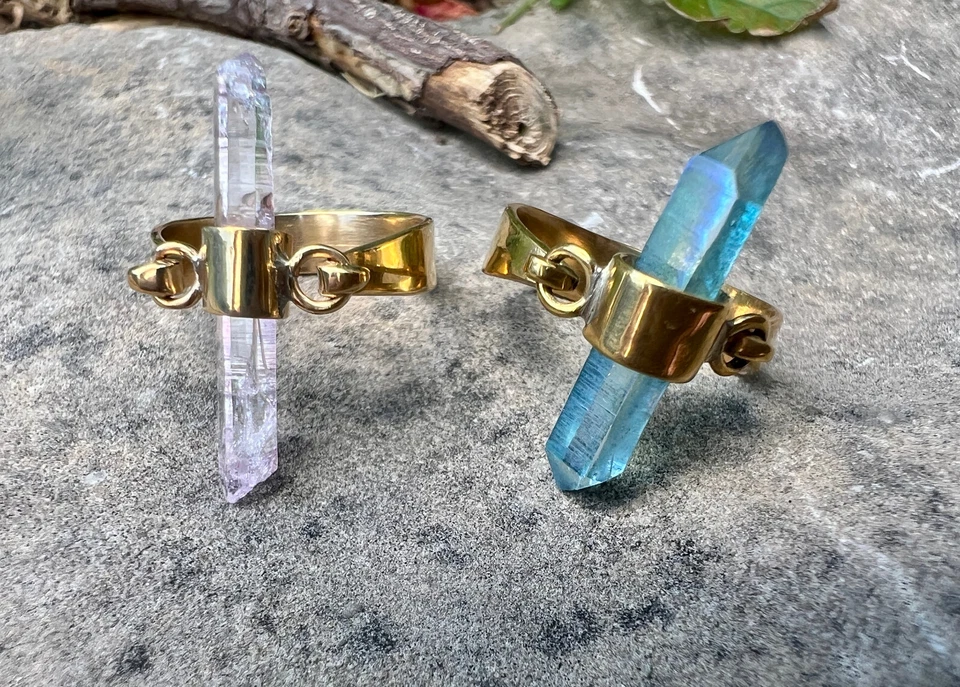 Roost Aurora 水晶虹彩石英铅笔戒指(Aureus + Argent 设计师) — 第 4/4 张图片