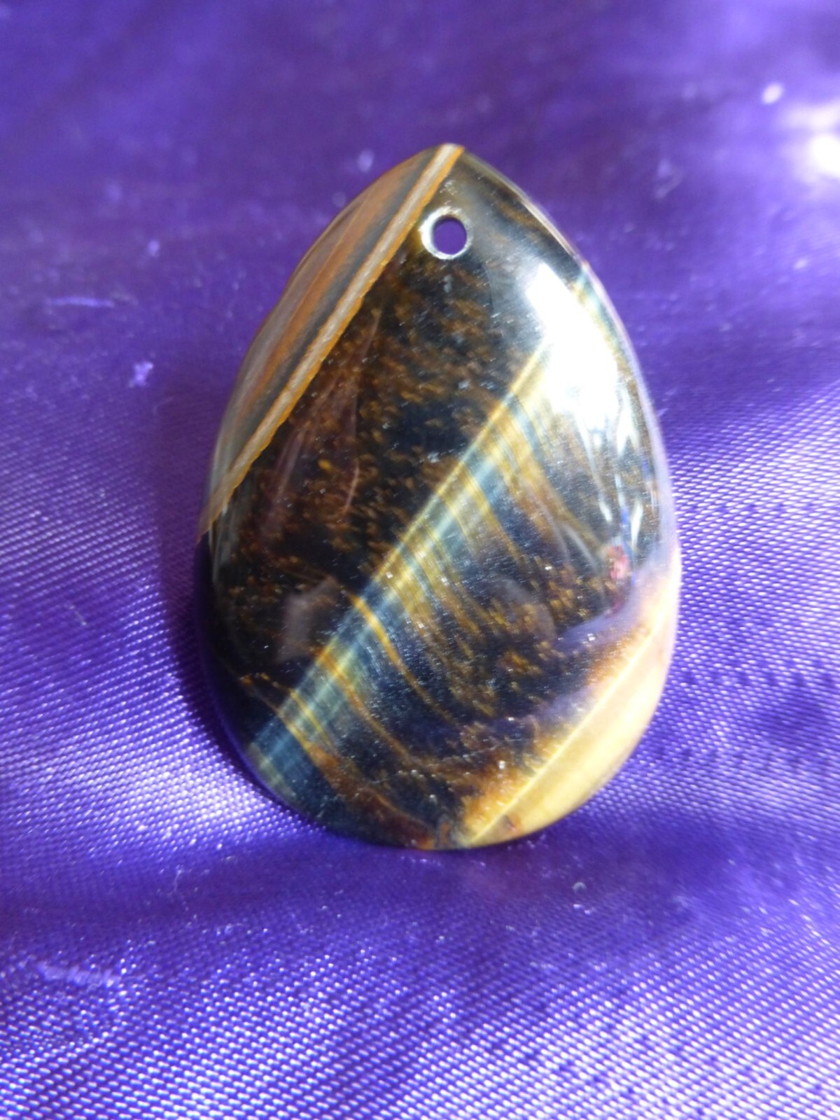 Pendentif larme en oeil de tigre de 4.8 cm pour remplacer les bijoux ternes