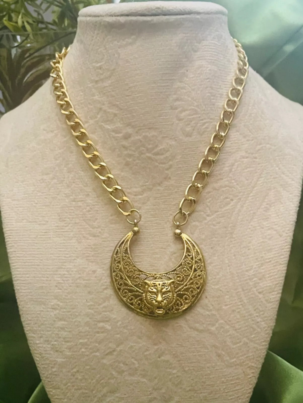 Collier chat en colère Gucci unique réutilisé demi lune
