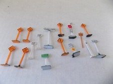 HO SCALE ASSORTMENT OF ROAD  RAILROAD SIGNS  16 PCS PO UNBRANDED