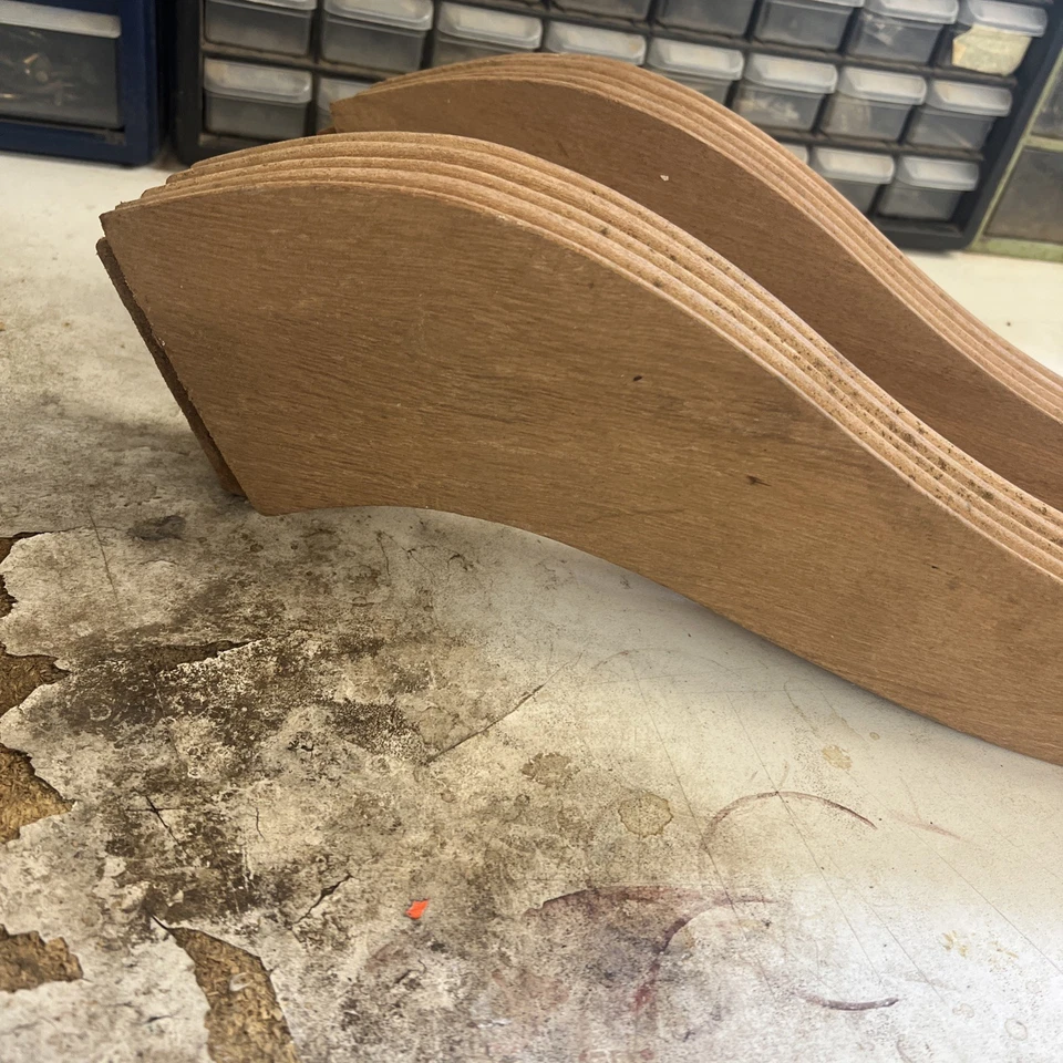 Par de patas de mesa de comedor de caoba con patas de sable Foto 2 de 4