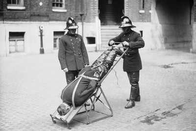 Londoner Feuerwehrleute im Training mit der Eve Riley Reanimation - 1936 4x6 Foto