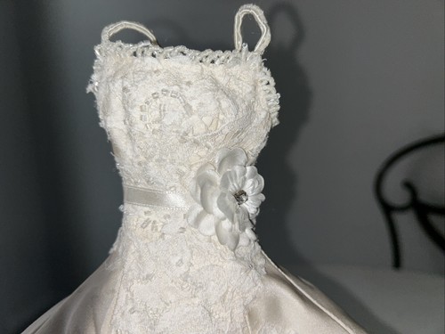 Abito da sposa vintage miniatura sposa bianco pizzo perline David sposa 13”Lx16”W Barbie - Foto 3 di 10