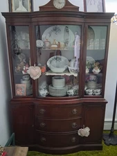 ANTIQUE 1950s DREXEL TRAVIS COURT COLLECTION BOW FRONT MAHOGANY CHINA CABINET