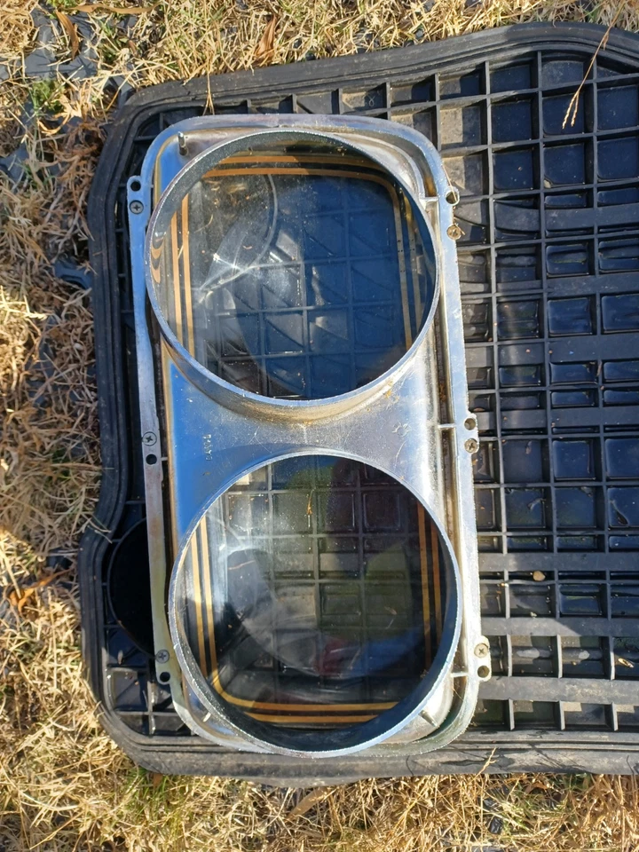 OEM USED 1966 Chrysler Imperial Headlight Bezel Pair Left and Right Foto 3 de 4