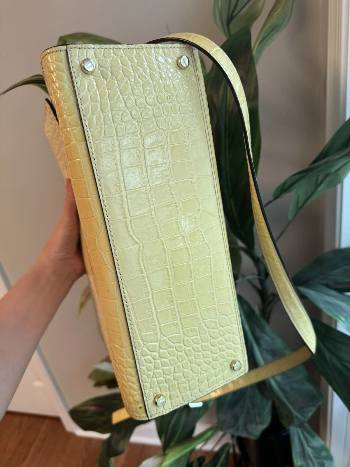 Borsa a tracolla Kate Spade giallo chiaro Knightsbridge Doris Croc in pelle goffrata