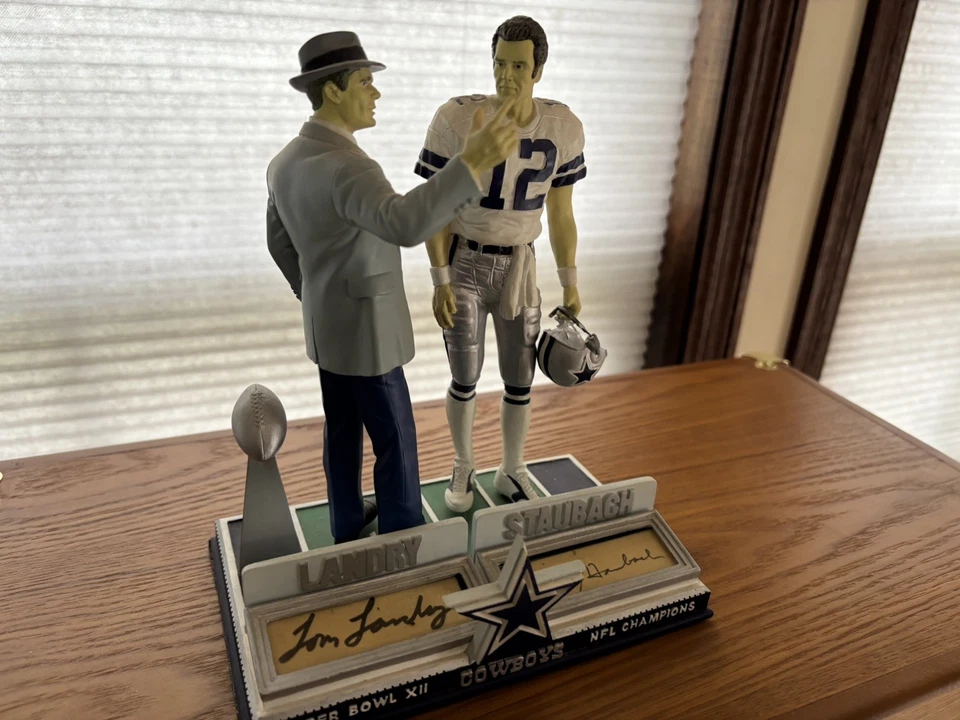 Estatueta assinada Hall of Famer Roger Staubach e lendário treinador Tom Landry - Imagem 4 de 4