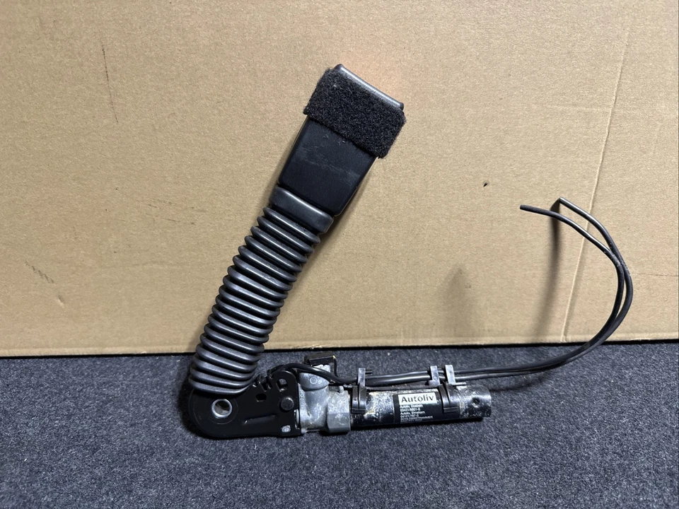 2007-2013 BMW E93 328 & 335 M3 FRONT PASSENGER BUCKLE W/ PRETENSIONER RH OEM - Image 2 of 4