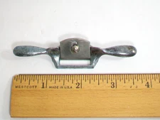 VINTAGE SMALL ALUMINUM FLAT BOTTOM SPOKE SHAVE WITH 7/8” WIDE STEEL BLADE