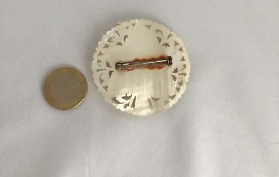 Broche Vintage En Nacre Ajourée/relief Des Années 1950 - Pièce Unique, Occasion