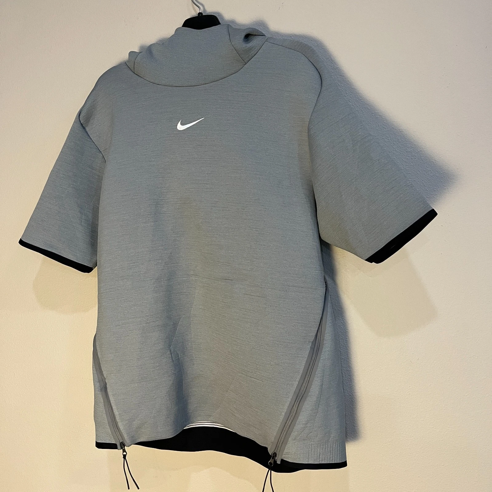 Nike Therma Hoodie Dri Fit Tech Gray Short Sleeve Travel AO5855-063 mens Medium