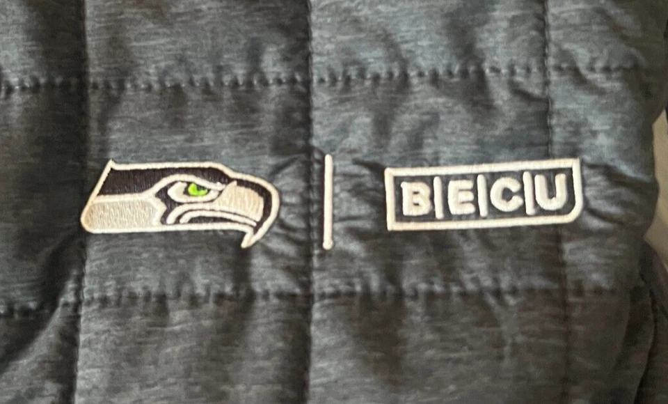 new Seahawks Puffer Vest Womens Size medium Cutter & Buck navy blue seattle - Image 2 of 4