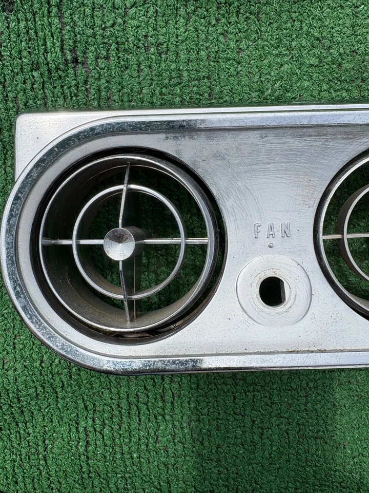 1964 1965 Mustang under dash air conditioning face with vents 64 65 A/C Foto 2 de 4