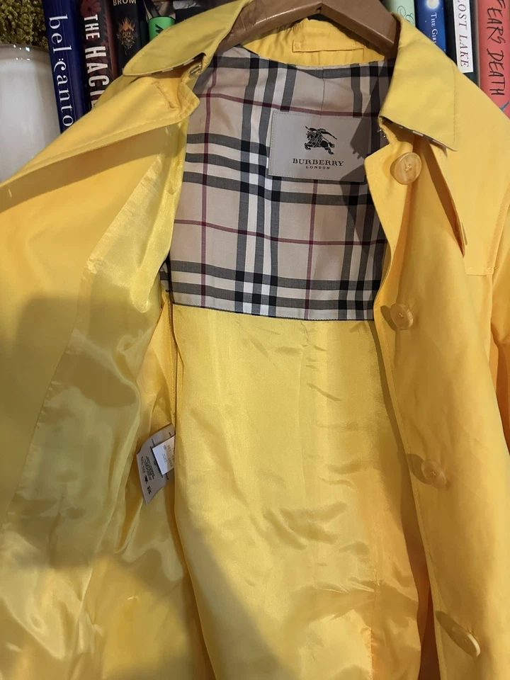 Gabardina Burberry amarilla 8R Foto 3 de 4