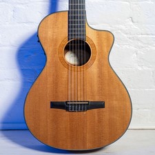 Taylor NS32CE Electro Nylon Ex Robert Frappe king Crimson Natural 2003