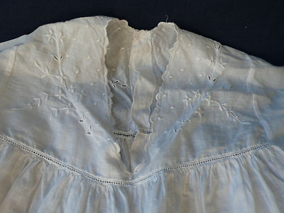 Robe ancienne baptême ou pour grande poupée Robe ancienne baptême ou pour grande poupée