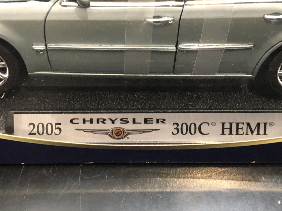 Motor Max 2005 Chrysler 300C Hemi Gray Diecast Model Car - Scale 1:18 - Image 2 of 4