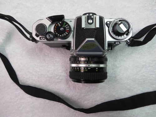 NIKON FE FOTOCAMERA ARGENTO E OBIETTIVO NIKKOR AI 50mm F/1.4  - Foto 2 di 12