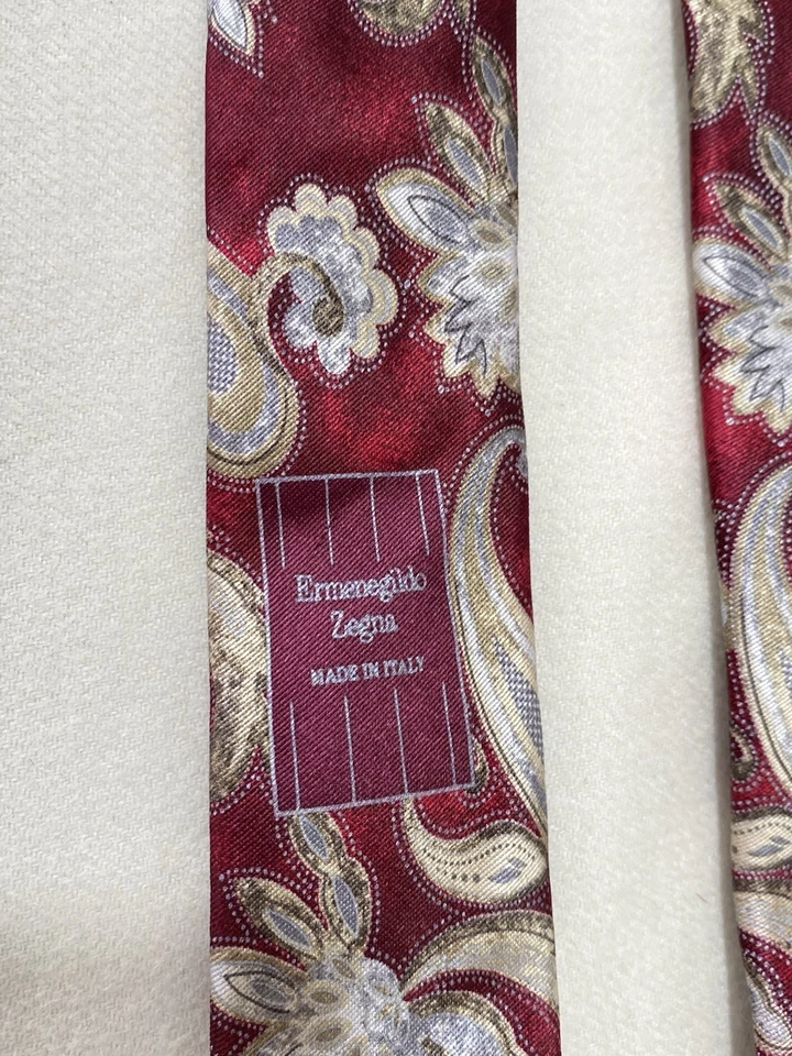 Corbata de hombre ERMENEGILDO ZEGNA de lujo de seda roja. Patrón Paisley. Hecho en Italia. Ex  Foto 3 de 4