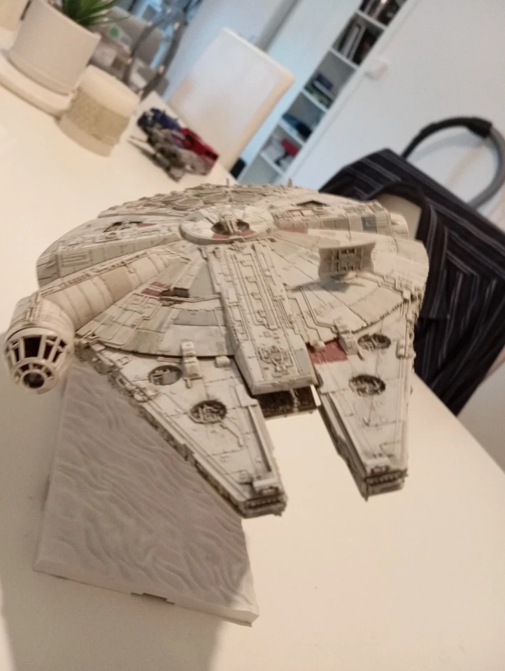 star wars faucon millenium Bandai Millennium Falcon - Photo 1/4