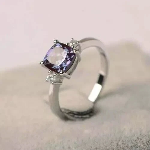 Anillo de tres piedras de alejandrita de corte princesa de 3,5 quilates de oro blanco de 14 quilates Foto 3 de 4