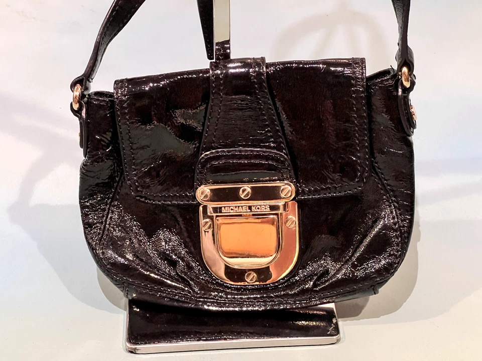 Michael Kors Charlton 黑色漆皮斜挎包手提包金色扣带 — 第 3/4 张图片