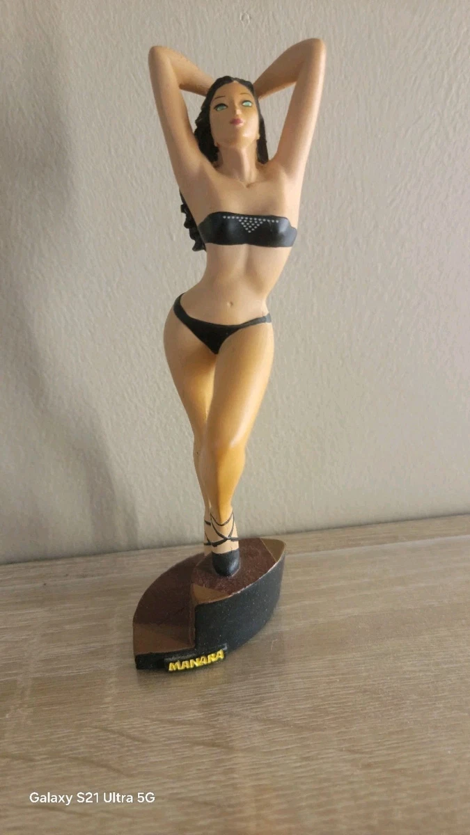 La figurine en résine de la belle pin up Stéphanie dessinée par Manara