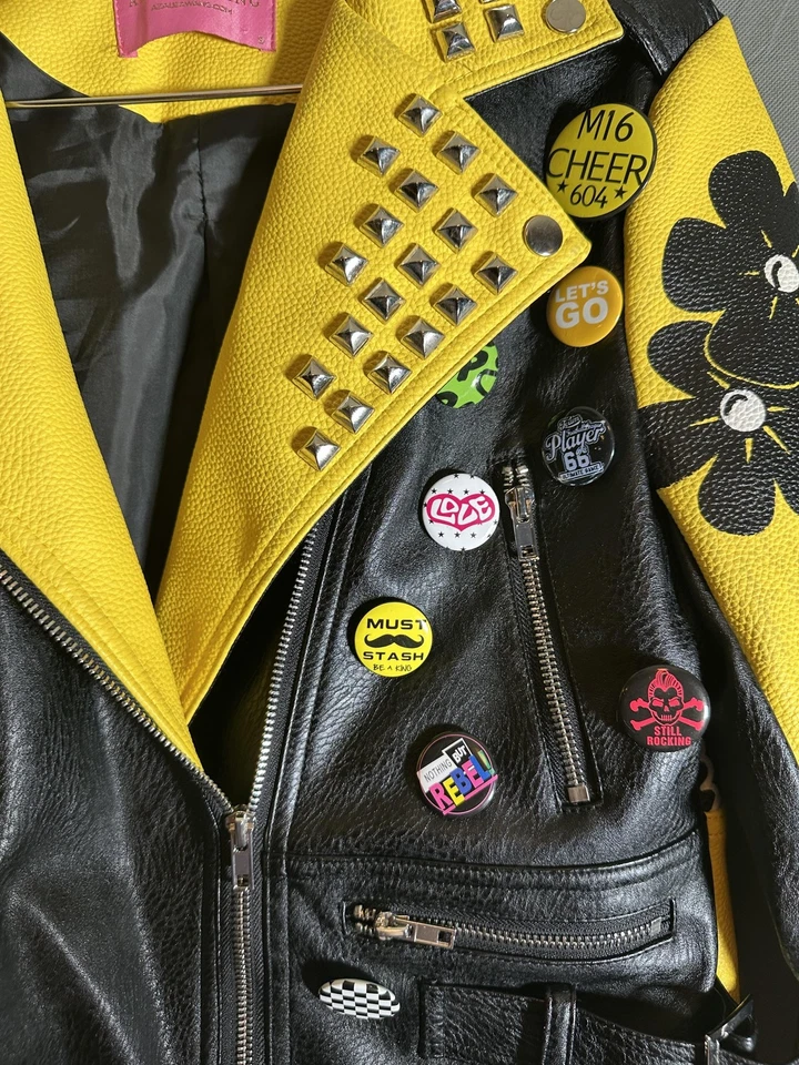 Azalea Wang 夹克女式小号黄色黑色摩托车骑手镶嵌朋克摇滚别针 — 第 3/4 张图片