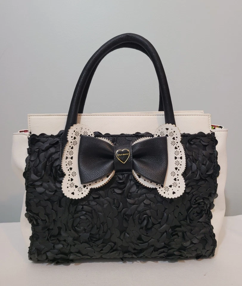 Сумка через плечо Betsey Johnson с цветочным рисунком с оборками и бантом черная белая искусственная кожа - Изображение 3 из 4