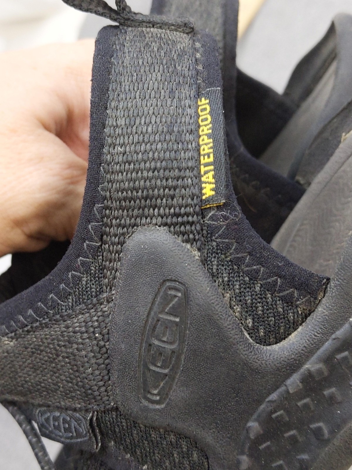 Scarpe KEEN uomo taglia 9 sandali neri impermeabili outdoor escursionismo acqua 1026122