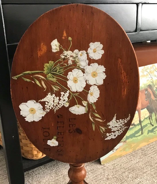VINTAGE OVAL TILT-TOP COLONIAL STYLE FLORAL MOTIF WOOD PEDESTAL TABLE (16x14x18) - Image 4 of 4