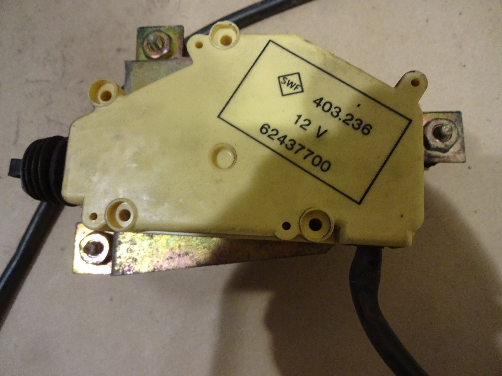 Ferrari 208, 328, Mondial t - RH Central Door Lock Device/Actuator P/N 62437700