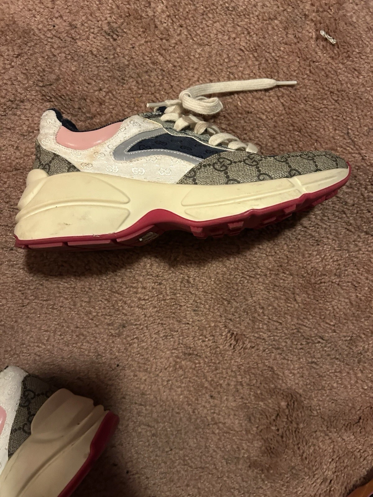 gucci, femme 8 , quelques éraflures , porté deux fois