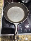 Vintage Unmarked Wagner NO.5 9 inch cast iron skillet Z