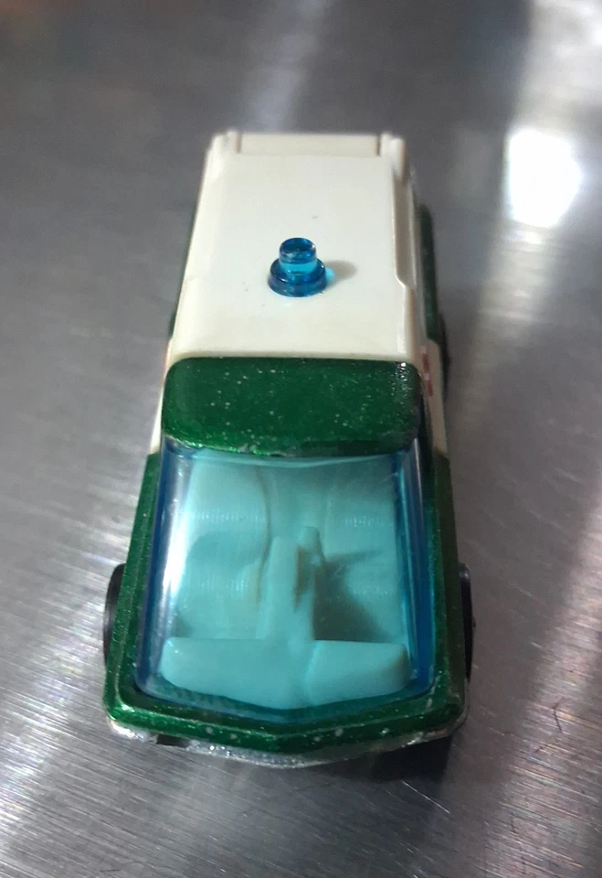 Hot Wheels 1969 Vintage Redline the Heavyweights Ambulance Green With Badge - Image 3 of 4