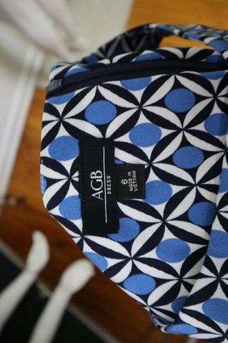 WOMEN'S BLUE GEOMETRIC PRINT DRESS - AGB DRESS - SIZE 6 - SHEATH SLEEVELESS - Picture 7 of 7