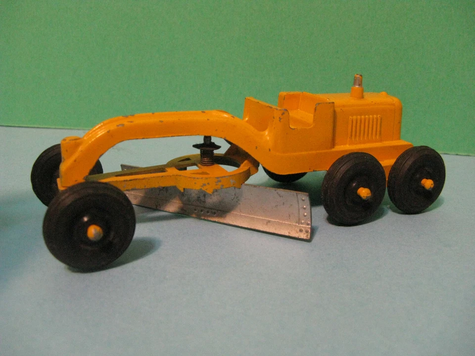 Rare TootsieToy Chicago 24 Snow & Pavement Wide Shovel Yellow Tractor - Image 2 of 4