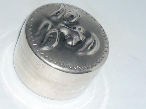 PRETTY UNUSUAL SILVER COLOURED METAL SUN FACE TRINKET PIN COIN DISH POT BOX - Picture 3 of 8