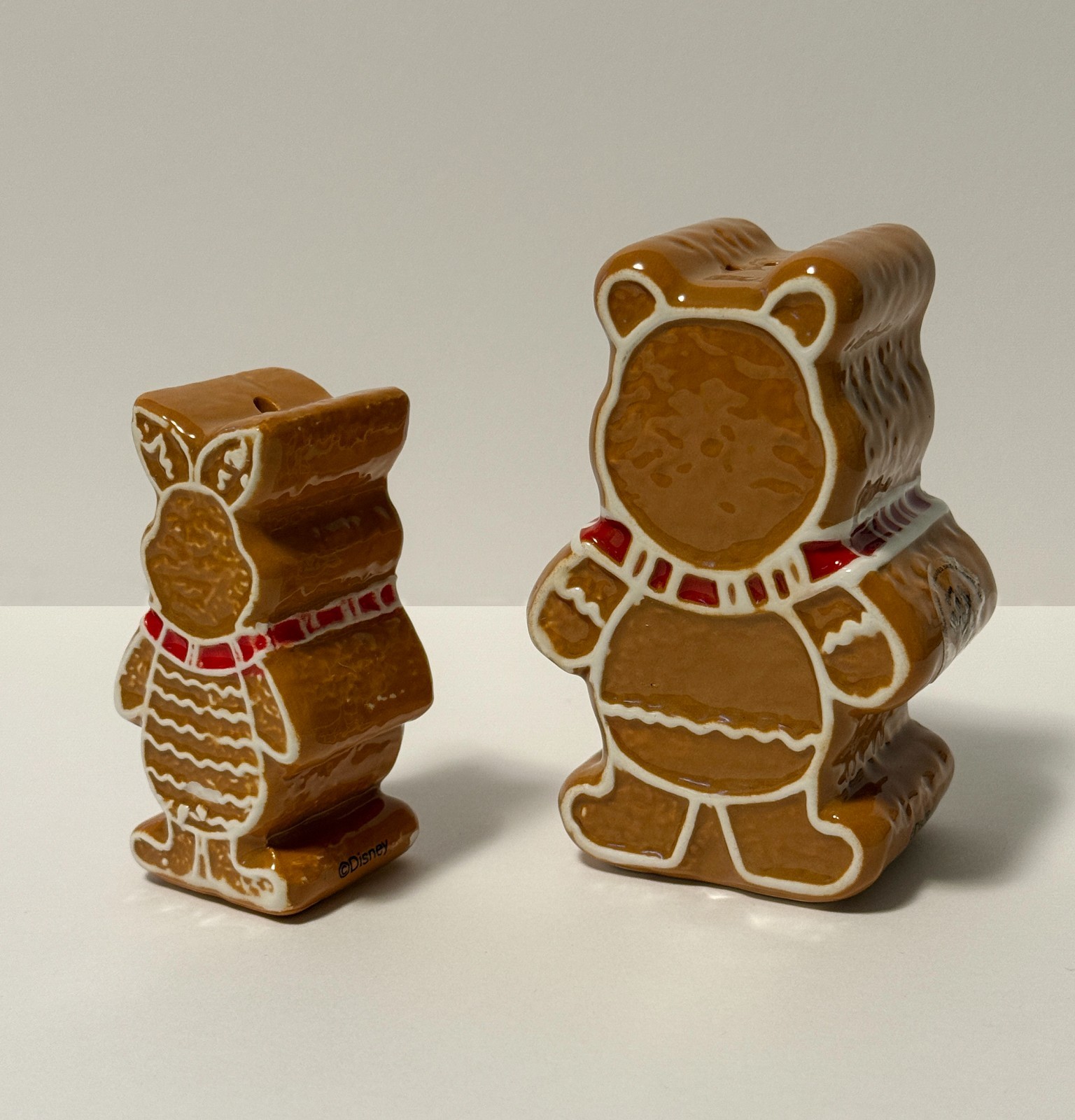New Disney Winnie The Pooh Gingerbread Salt & Pepper Ceramic Holiday Shakers🎄🎄