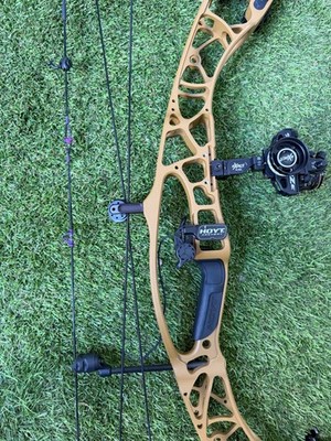 Hoyt Alpha x 33, Right Hand, 2024 Model, (Color: Bourbon)
