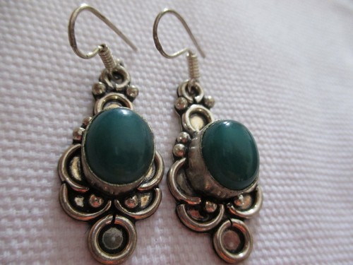 Orecchini pendenti vintage color argento con pietra verde - Foto 6 di 9